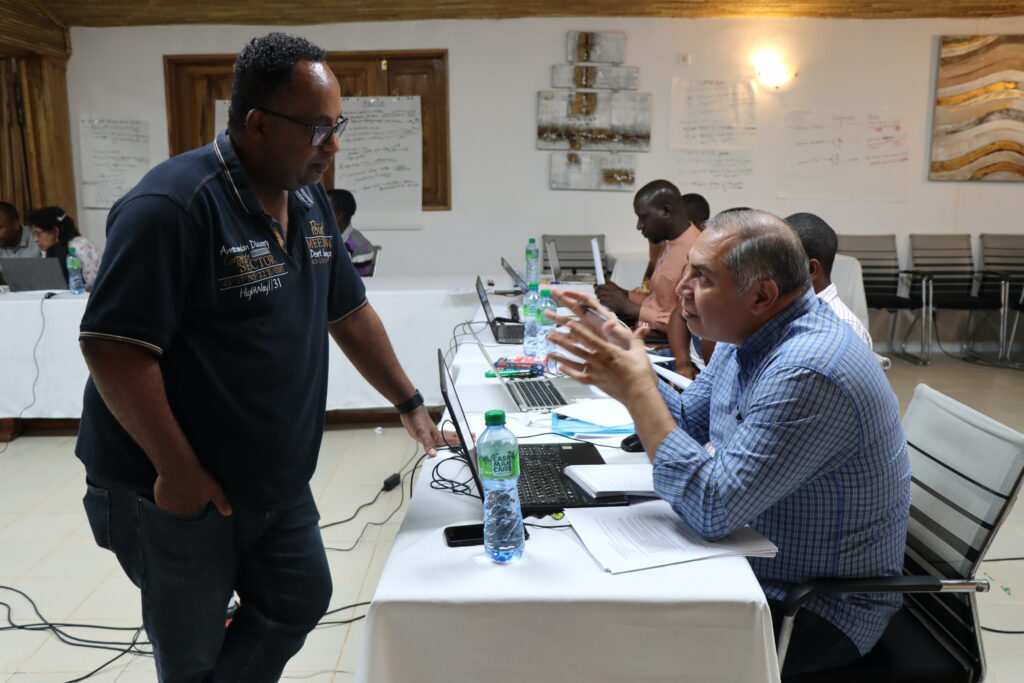 Sirak Bahta (ILRI) discussing with participant from Egypt